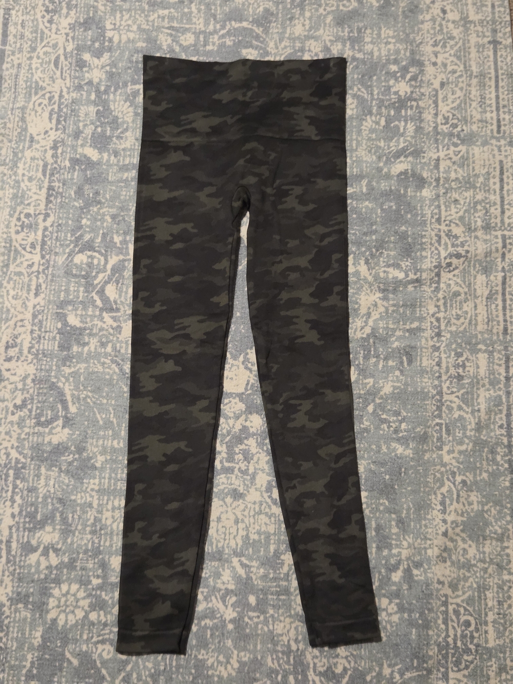 Spanx medium dark green camo leggings Runs Tight
